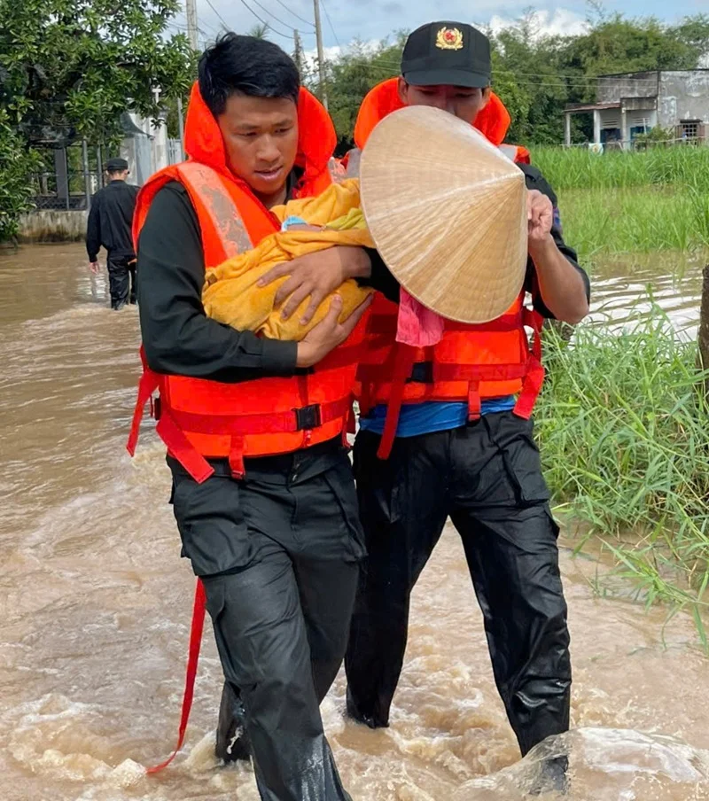 Khoảnh khắc ấm lòng giữa mưa lũ: Hình ảnh đẹp về người chiến sĩ Cảnh sát cơ động “Vì Nhân dân phục vụ”