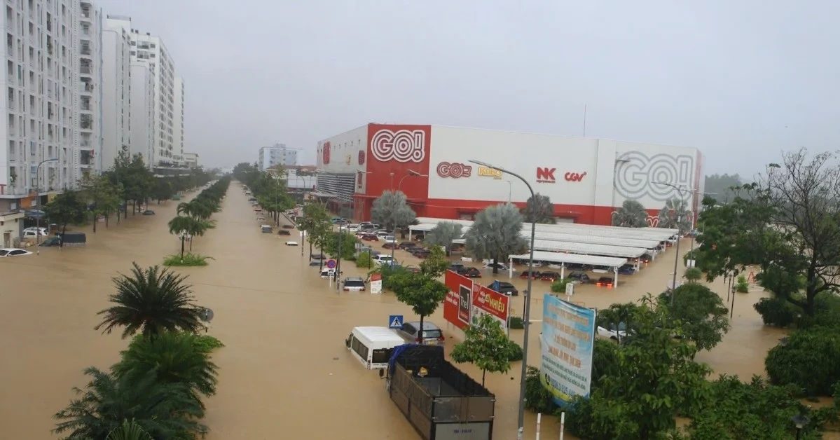 Hình ảnh thắt lòng ở Nha Trang: Hàng nghìn ô tô chìm trong nước lũ