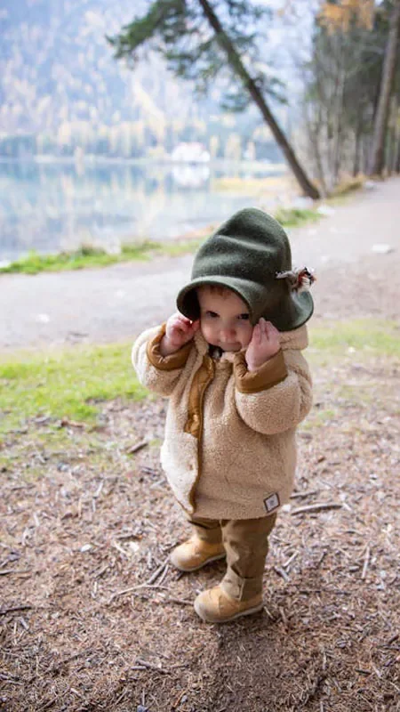 em bé cute đi dạo trong rừng