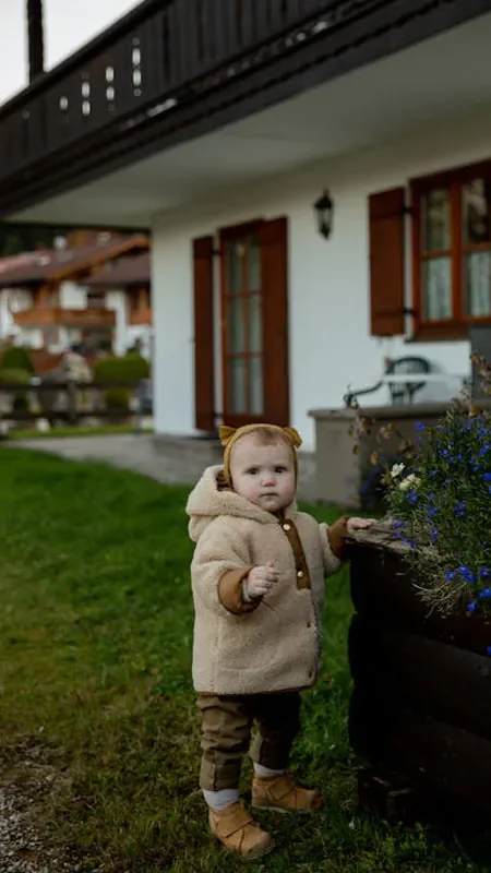 em bé cute ngoài trời