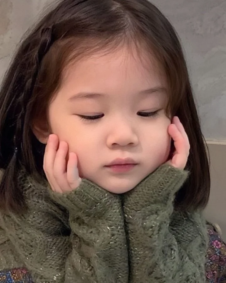 em bé cute chống cằm