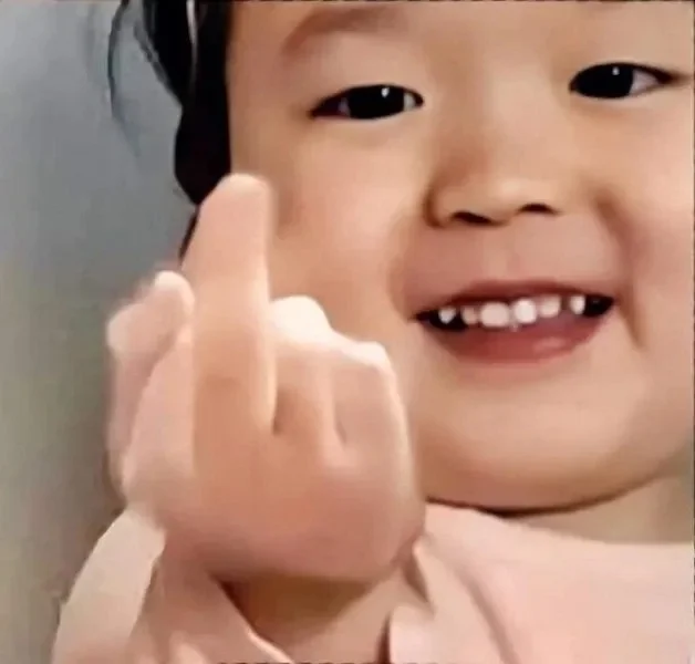em bé giơ ngón tay giữa