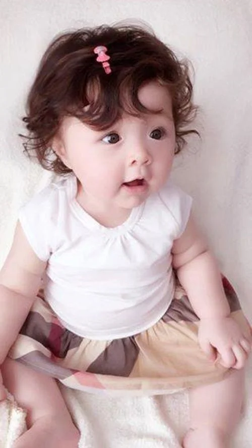 bé gái nhỏ ngồi chơi một mình