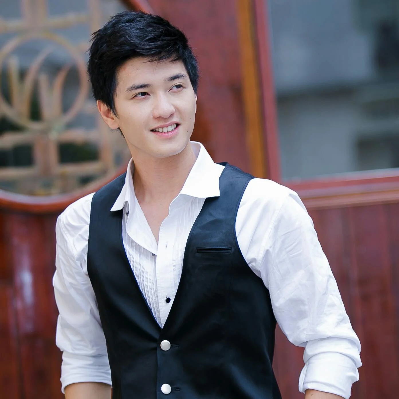 Huỳnh Anh "cúi đầu xin lỗi" Việt Hương - Báo Người Lao Động