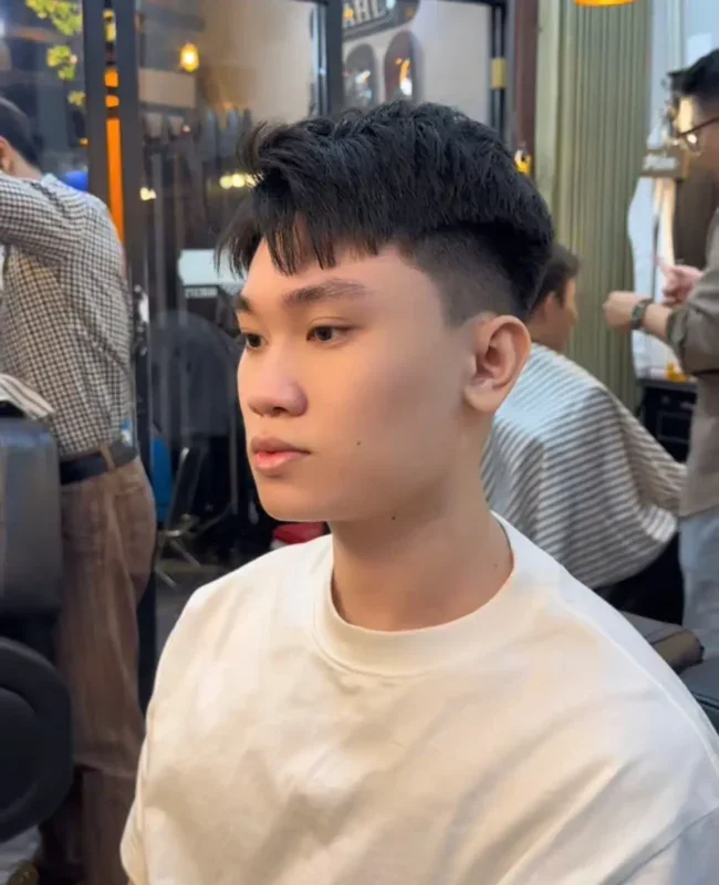Chàng trai trẻ cắt tóc kiểu ivy league nam gọn gàng