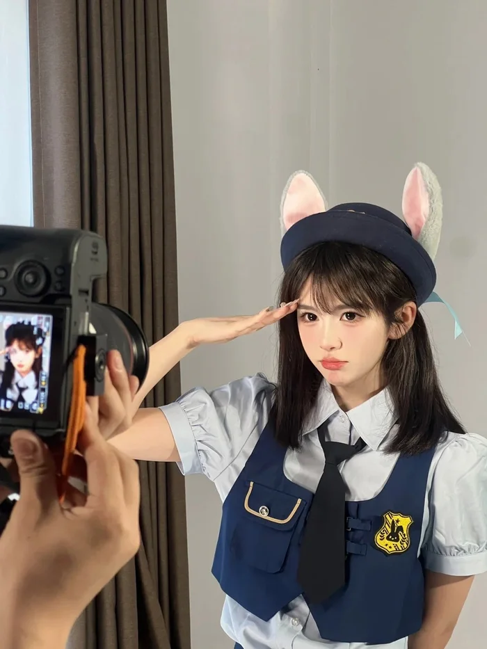Gái xinh cosplay thỏ tai ngắn tạo dáng tinh nghịch