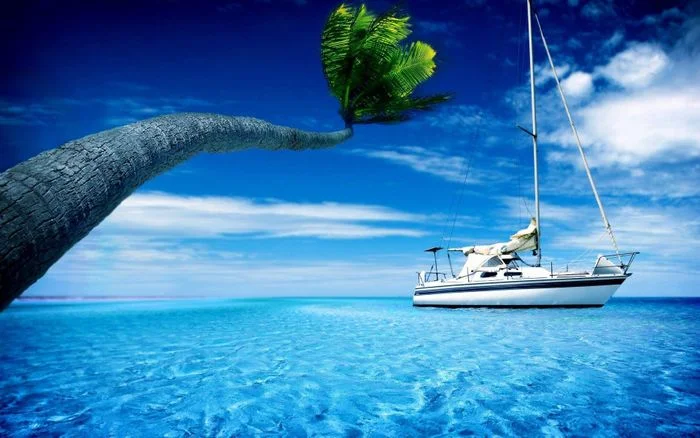 hình nền biển với du thuyền neo đậu trên mặt nước xanh