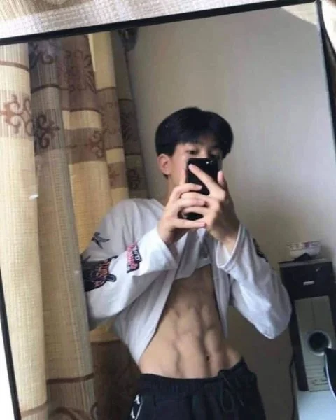 ảnh trai 6 múi che mặt dễ thương