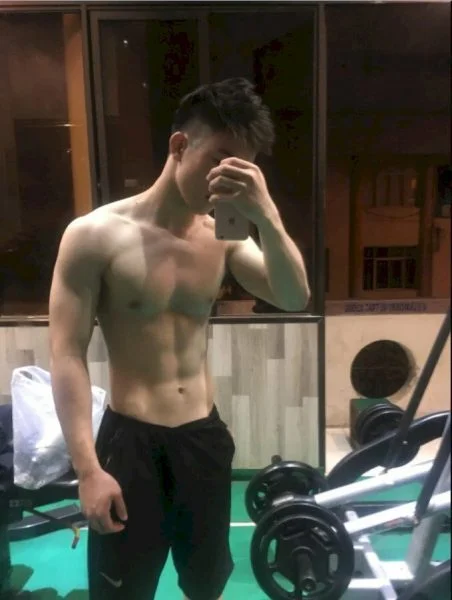 ảnh trai 6 múi che mặt trong phòng gym