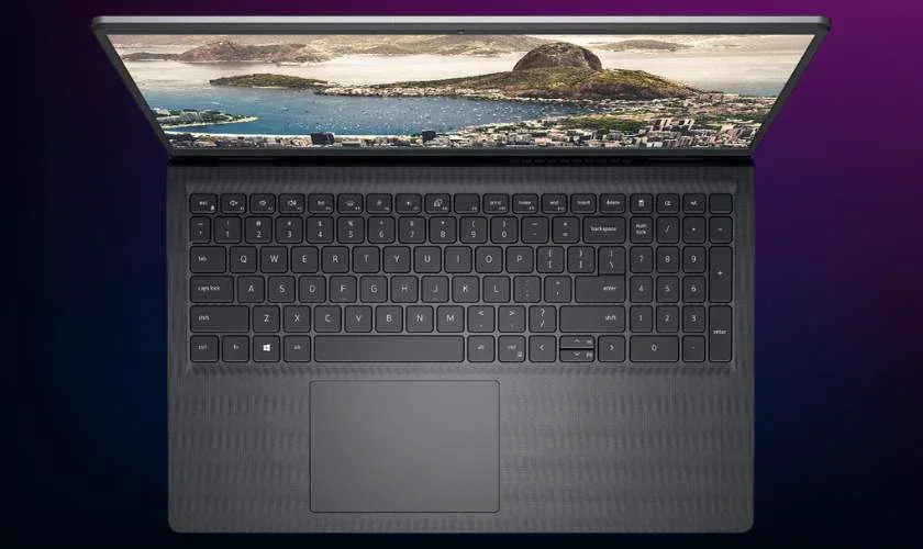 Hình ảnh bàn phím laptop màu đen sang trọng trên nền tím