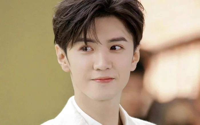 Hình ảnh cận cảnh nam diễn viên Trần Triết Viễn với vẻ ngoài lịch lãm và nụ cười ấm áp.