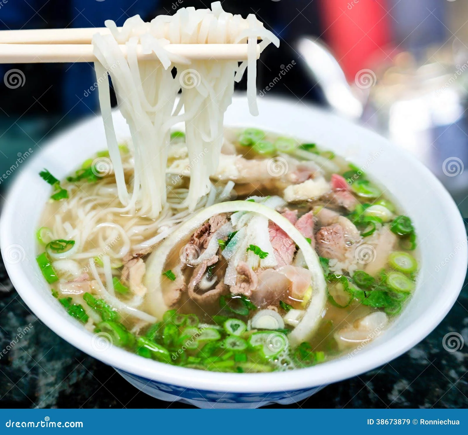 Hình nền Hello Kitty ngồi cạnh bánh kem