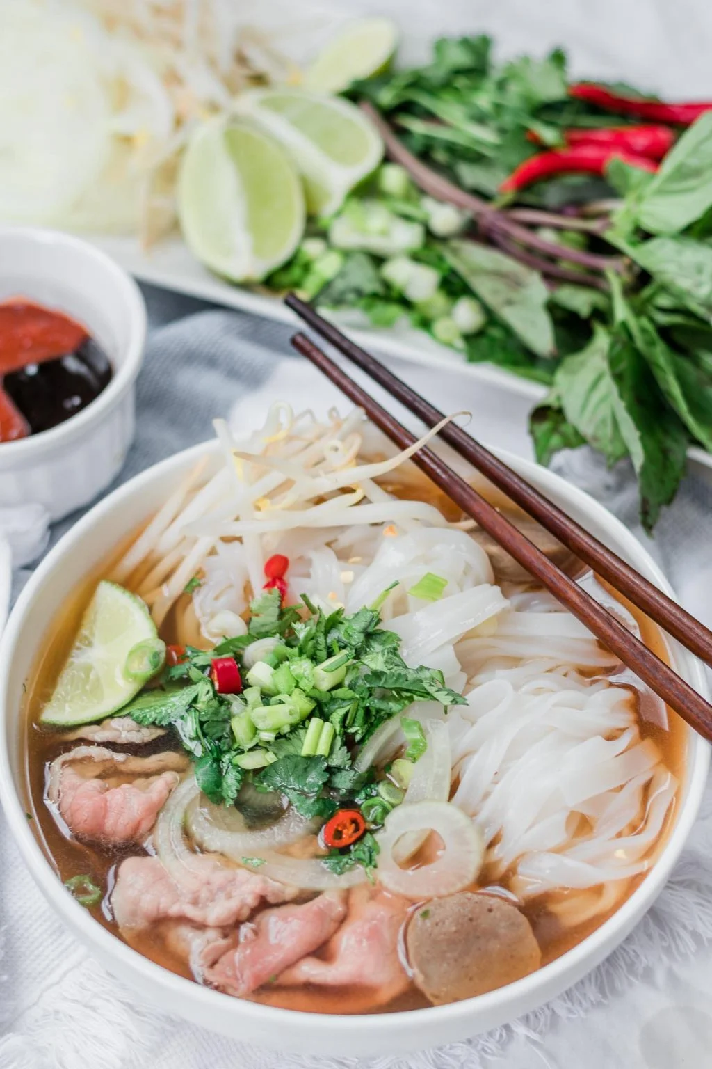 Hình nền Hello Kitty cầm điện thoại hồng