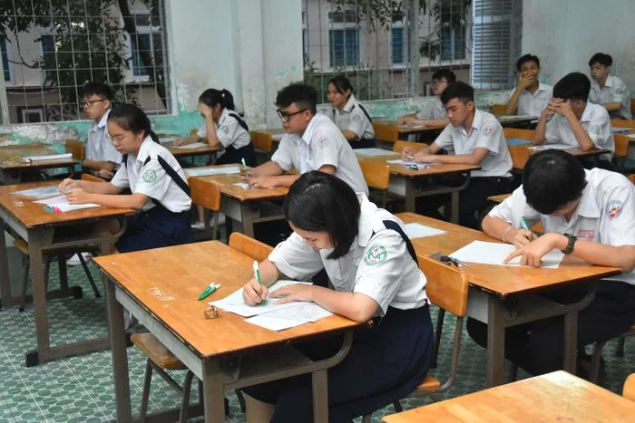 hình ảnh học tập của các bạn học sinh trong lớp học với đồng phục chỉnh tề