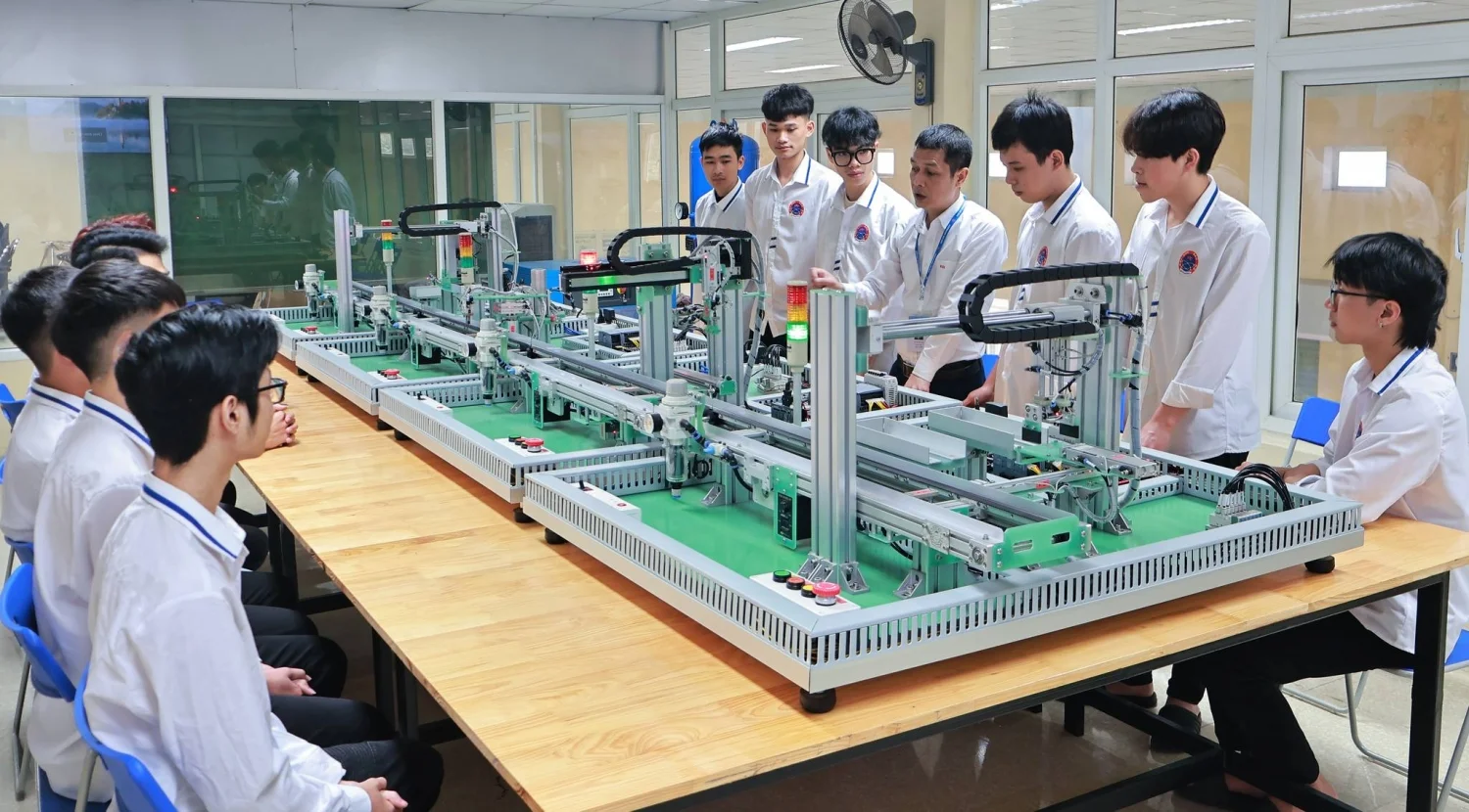 Phóng sự ảnh về các hoạt động học tập và rèn luyện của sinh viên khoa Cơ Khí
