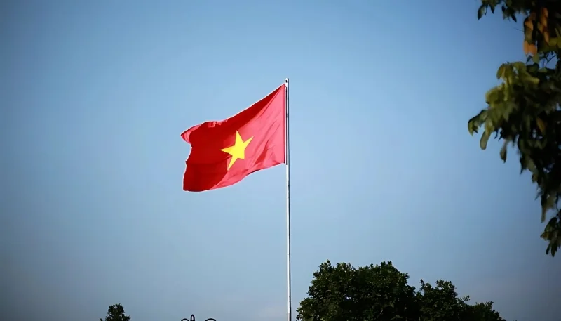 ảnh nền lá cờ việt nam tung bay lộng lẫy