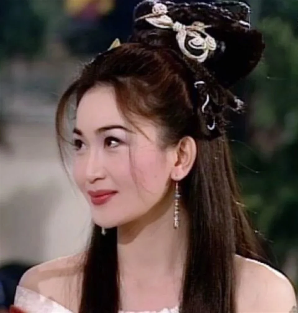 Ôn Bích Hà - “Nàng Đát Kỷ đẹp nhất màn ảnh”: Giàu có, gợi cảm ở tuổi 55