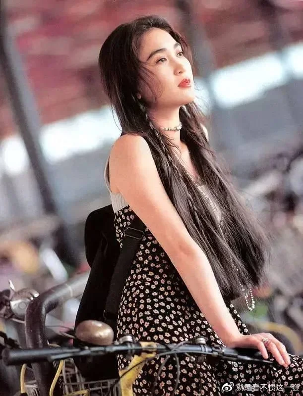 Ôn Bích Hà tóc dài xoã ngang lưng trong váy họa tiết đen trắng