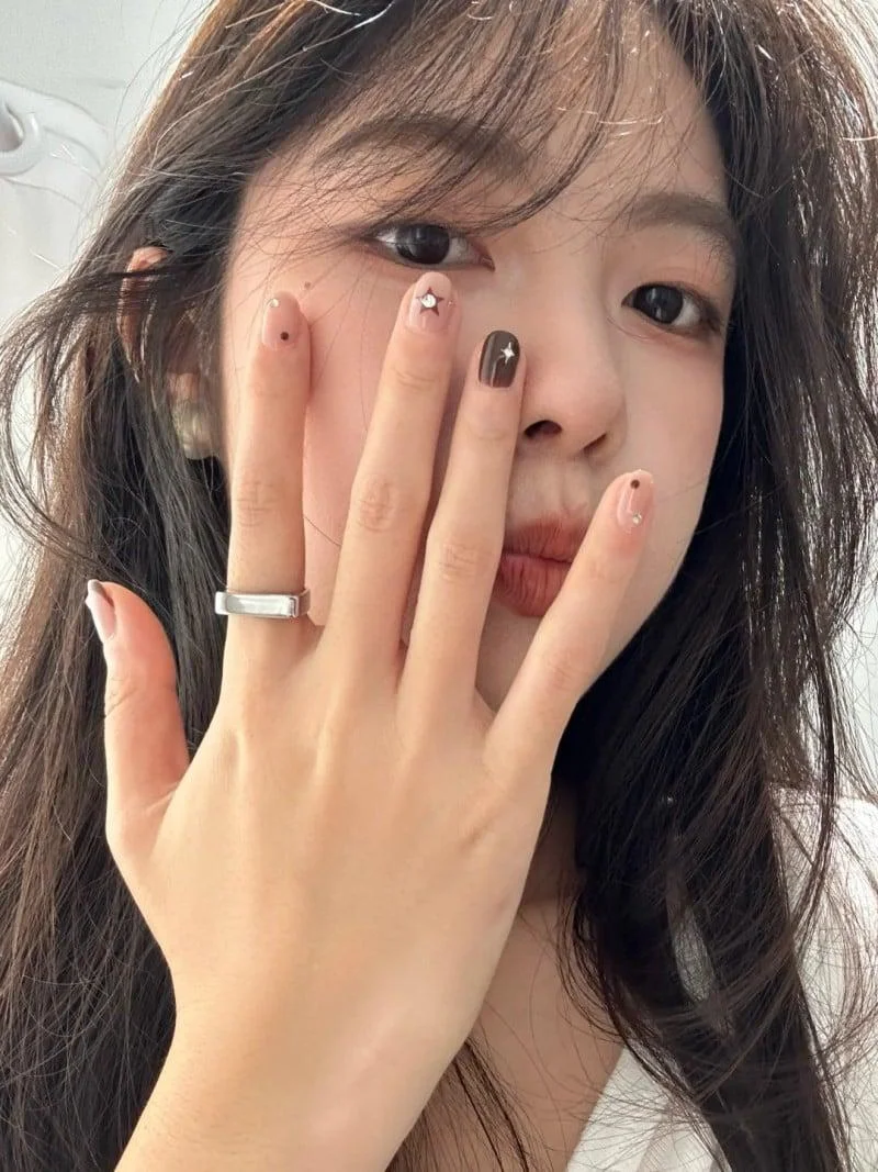 Mẫu nail đẹp đơn giản nhẹ nhàng kết hợp chụp ảnh chân dung