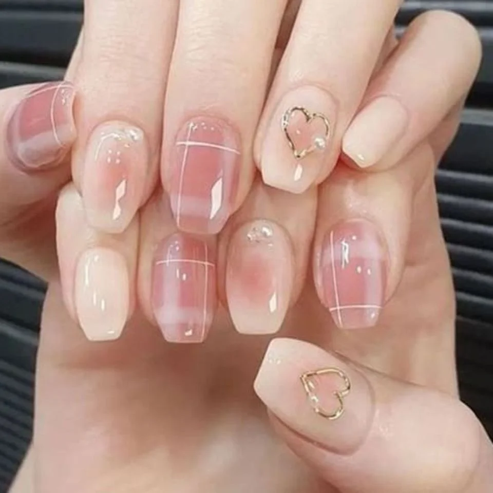 Nail hồng thạch vẽ họa tiết caro trẻ trung