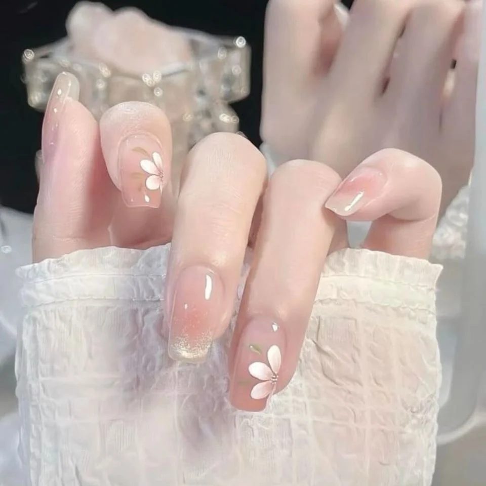 Nail màu hồng thạch vẽ hoa nhí dễ thương