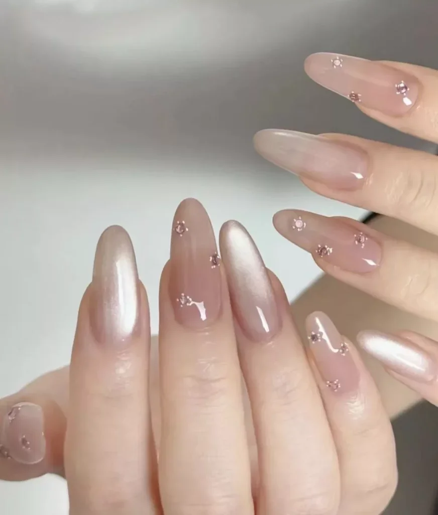 Mẫu nail cô dâu màu ombre đính đá nhỏ xinh