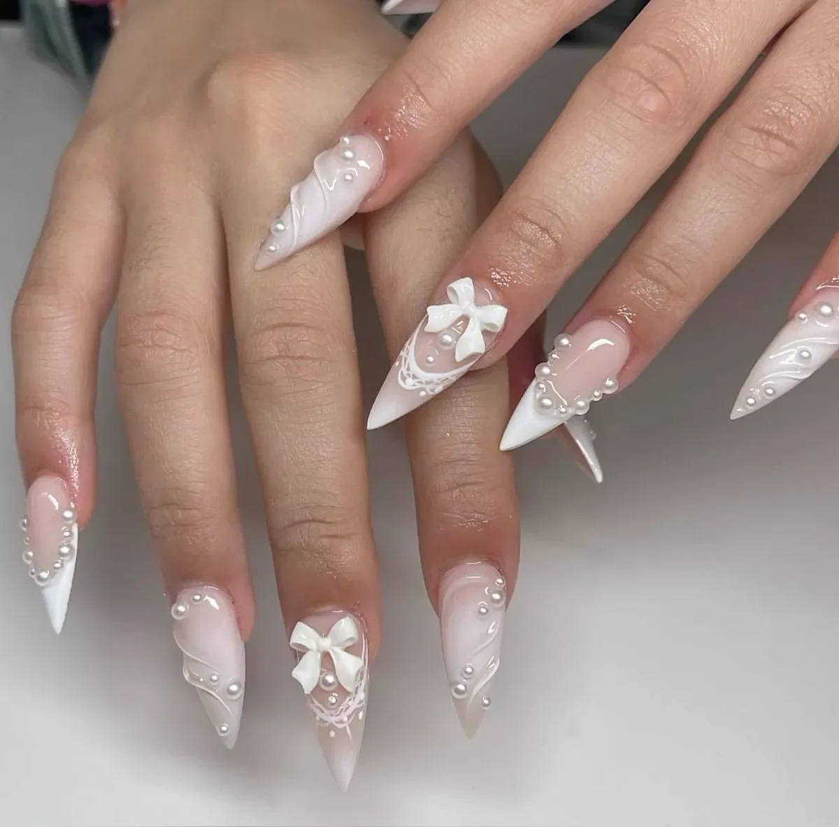 Mẫu nail cô dâu nhọn đính nơ và ngọc trai