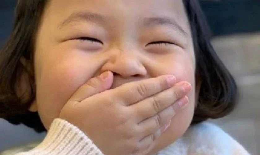 Ảnh meme em bé cười đáng yêu