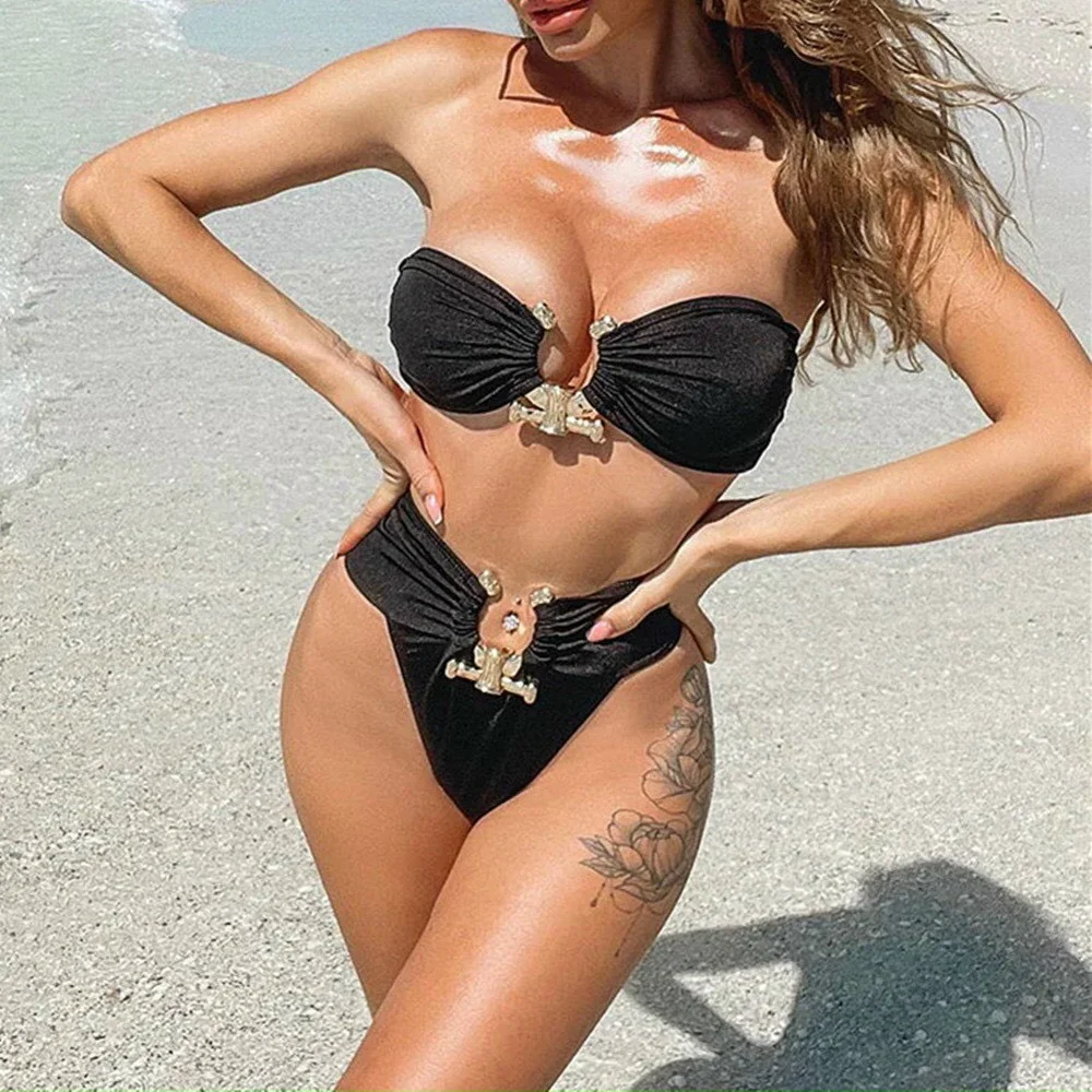 Phụ nữ mặc bikini hai mảnh màu đen trên bãi biển