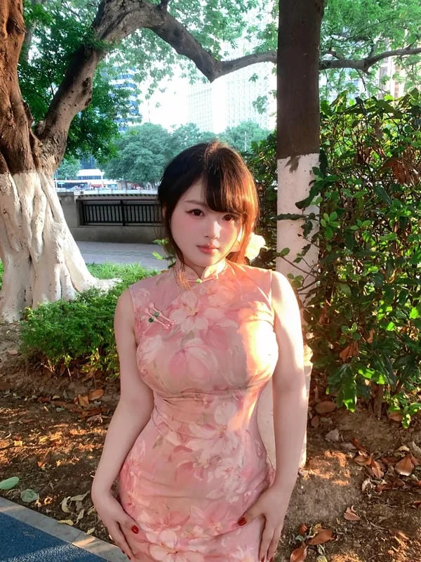 gái xinh vú to 4