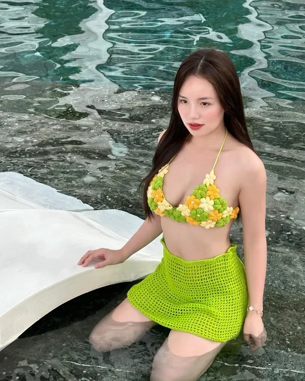 189+ hình ảnh Trần Thị Nhung bikini vòng 1 căng tròn quyến rũ