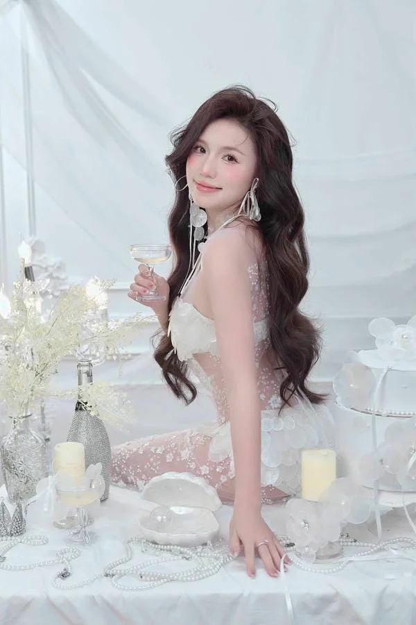 ảnh Thị Nhung phong cách thanh lịch hiện đại