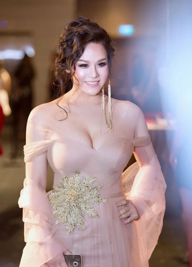 Thị Bình" Nhật Kim Anh, Lê Bê La mặc sexy tột bậc khác hẳn vai hầu gái nhếch nhác