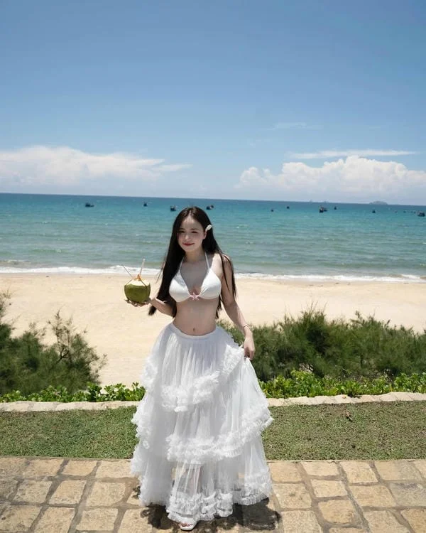 ảnh Thị Nhung sắc sảo với phong cách trang điểm nhẹ nhàng