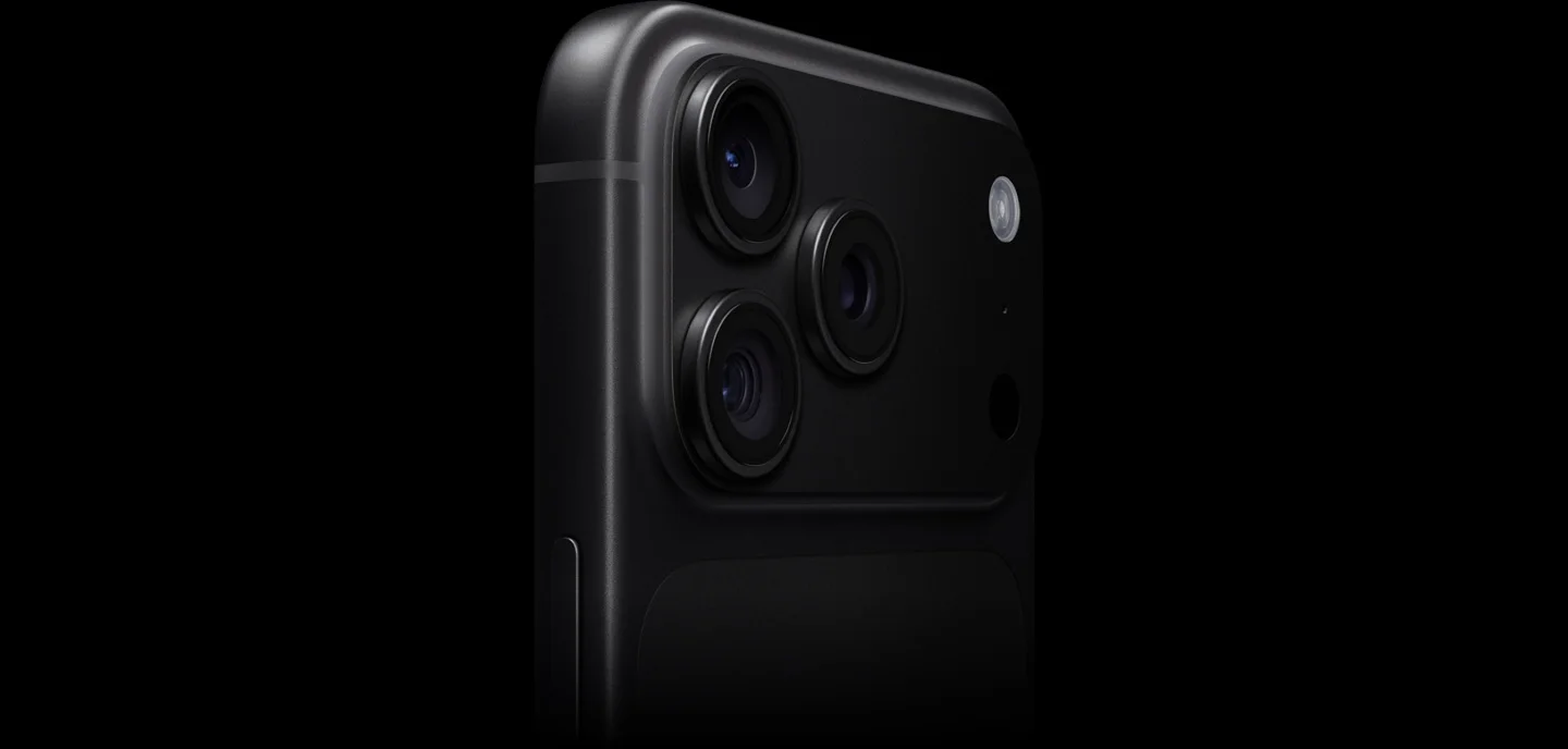 iPhone 18 Pro màu Đen, nhìn từ góc nghiêng, một phần vỏ ngoài mặt sau, tập trung vào hệ thống camera Pro Fusion