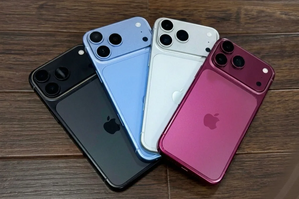 Mẫu iPhone 18 Pro Max với 4 phiên bản màu đen, xanh, trắng và đỏ hồng đặt trên bàn gỗ