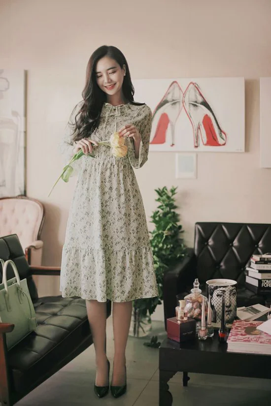 Các kiểu đầm chấm gối, cổ sen hay trang trí dây rút đều có khả năng mang lại hình ảnh trẻ trung cho phái đẹp.