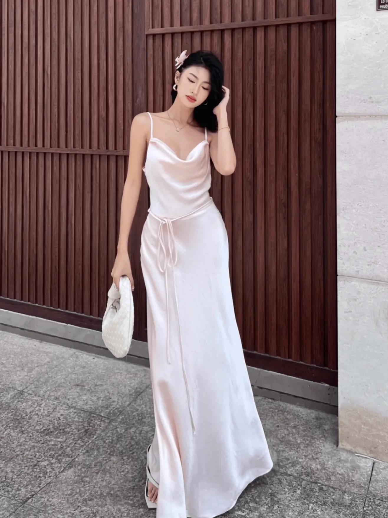 Mẫu đầm 2 dây quyến rũ, khoe trọn vóc dáng