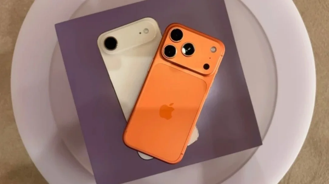 Điện thoại iPhone 17 Pro Max đặt cạnh hộp đựng