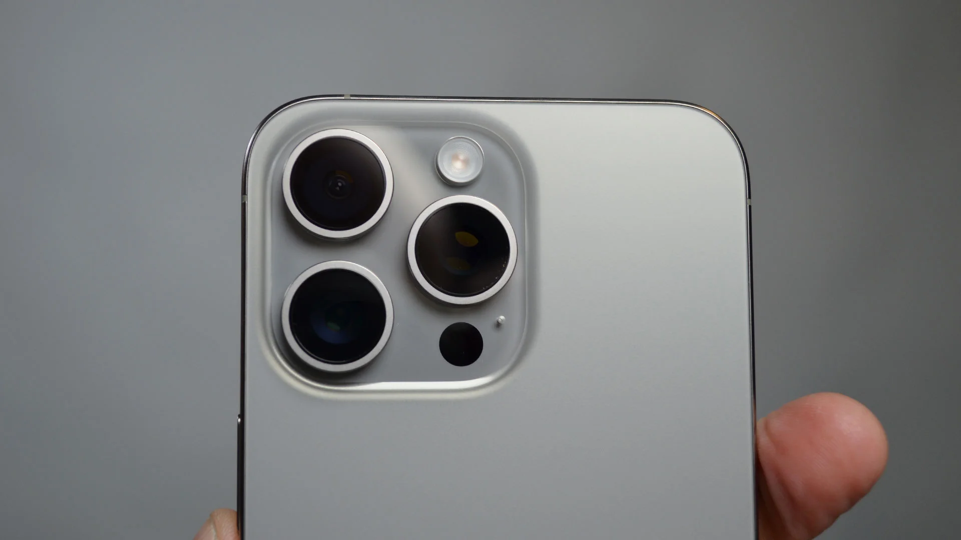 Mặt lưng và cụm camera của iPhone 17 Pro Max