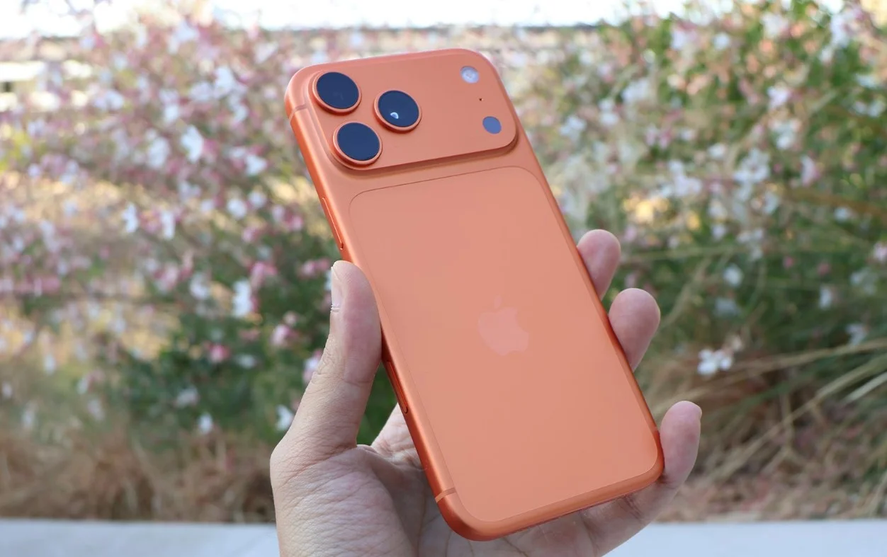 Cầm iPhone 17 Pro Max màu cam ngoài trời