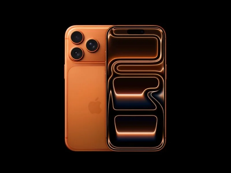 iPhone 17 Pro Max màu cam đặt cạnh màn hình hiển thị