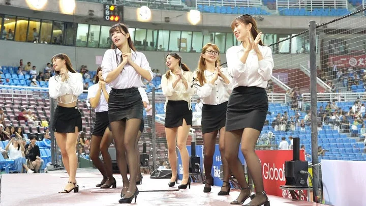 Dàn gái xinh nhảy đẹp mê hồn trước giờ ra sân của đội bóng yêu thích