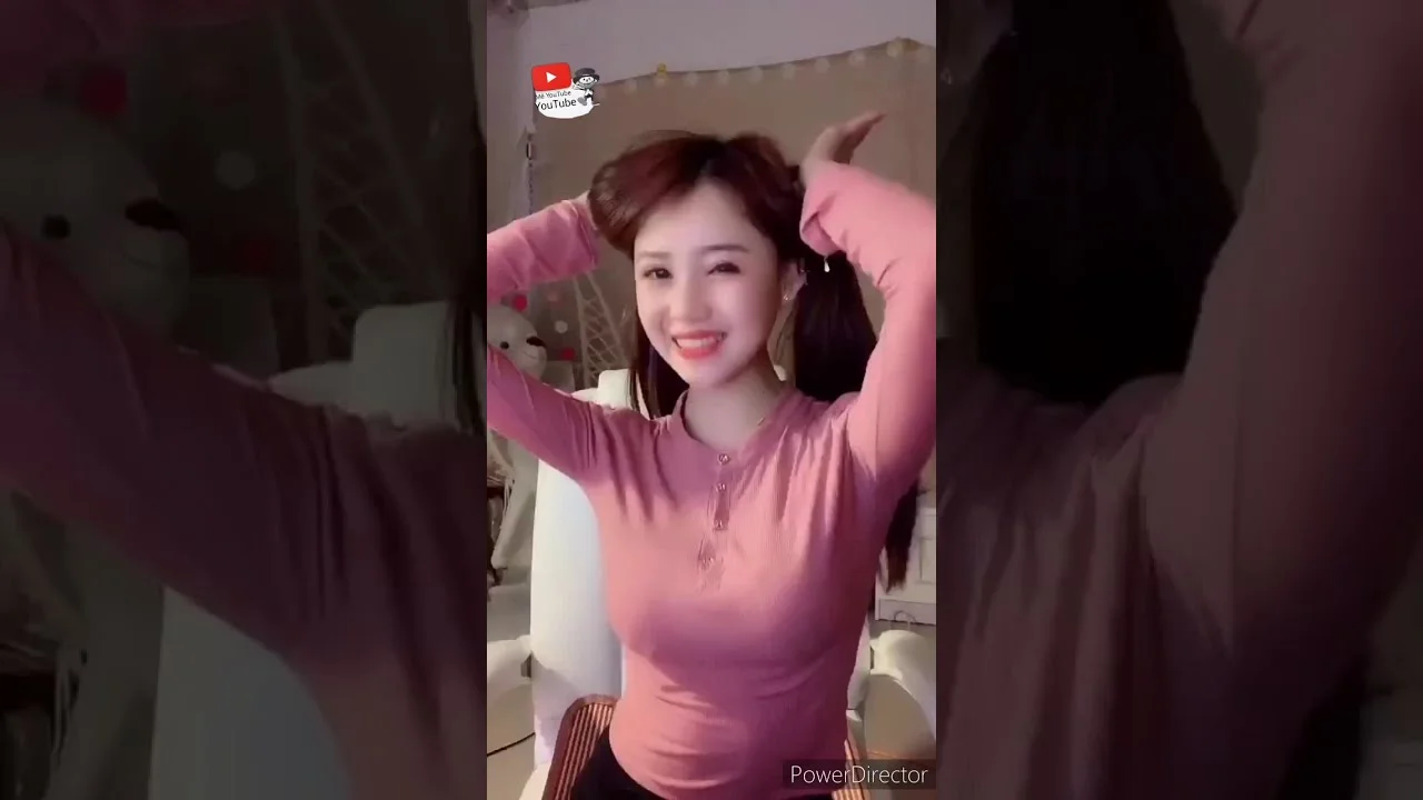 Cô gái mặc áo hồng đang tạo dáng