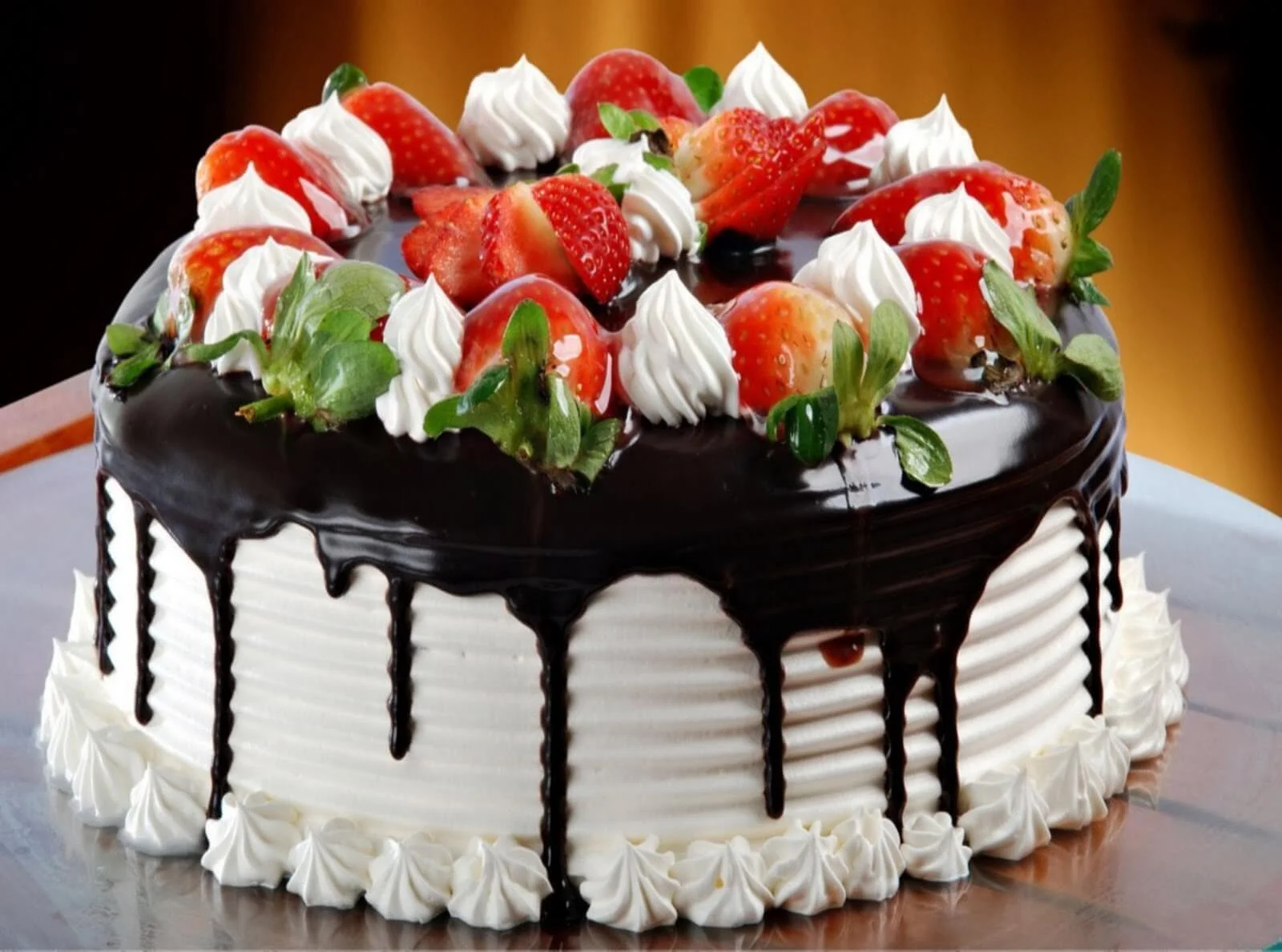 Bánh sinh nhật phủ sốt chocolate dâu tây hấp dẫn