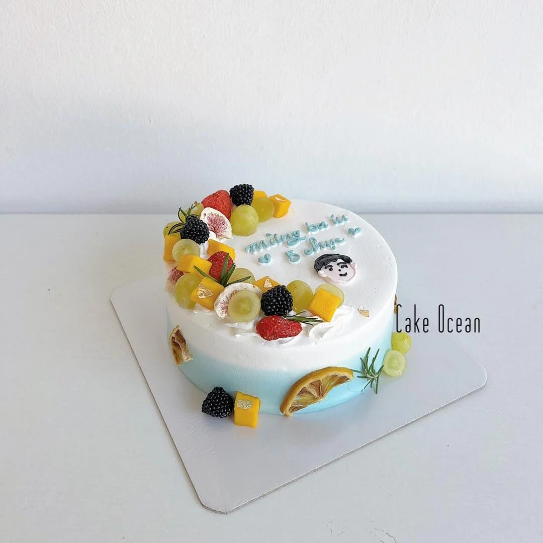 Ảnh bánh sinh nhật decor trái cây tươi mát và hình vẽ chibi dễ thương