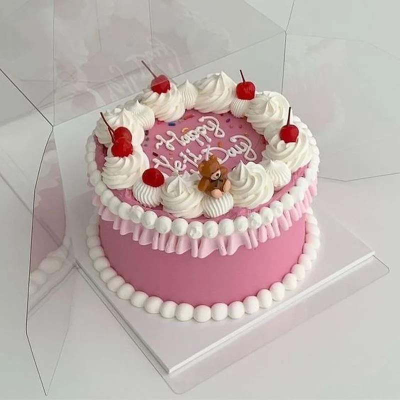 ảnh bánh sinh nhật màu hồng phong cách Hàn Quốc trang trí gấu và cherry